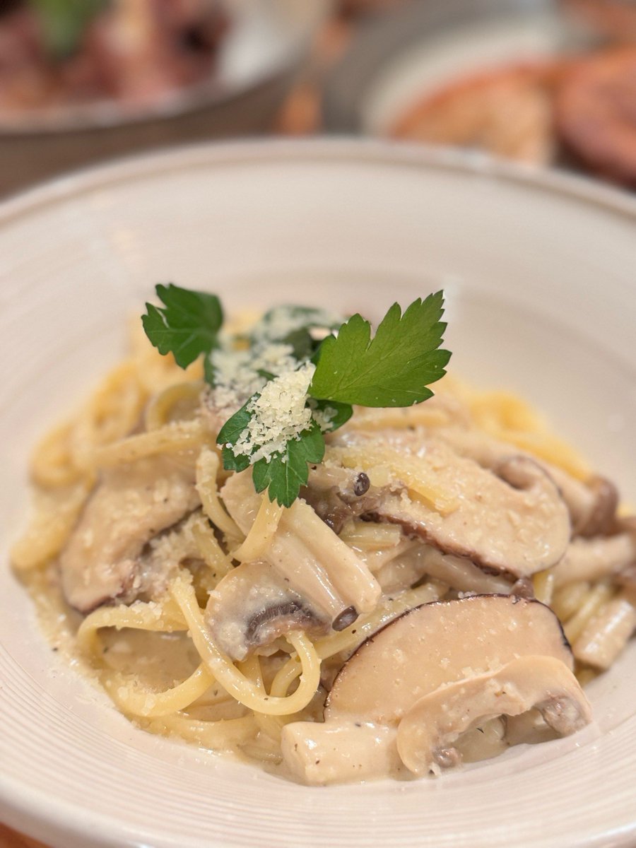 BanditSmokee's tweet photo. Made creamy garlic mushroom pasta in 15 mins! So cozy, savory and perfect for a quick weeknight meal. https://t.co/3W2oMmnifq