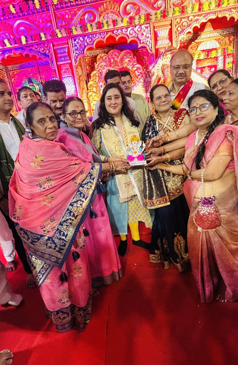 BansuriSwaraj's tweet photo. मोती नगर विधानसभा स्थित ईस्ट पंजाबी बाग में कांवड़िया सेवा शिविर में पहुंचकर कांवड़ यात्रियों के लिए की जा रही व्यवस्थाओं का निरीक्षण किया। शिविर में श्रद्धालुओं के लिए उपलब्ध भोजन, विश्राम, चिकित्सा एवं अन्य आवश्यक सुविधाओं की जानकारी ली और सेवा कार्यों से जुड़े कार्यकर्ताओं से संवाद किया।

इस अवसर पर भगवान भोलेनाथ की विधिवत पूजा-अर्चना कर देश-प्रदेश की सुख-समृद्धि एवं सभी कांवड़ यात्रियों की सुरक्षित और मंगलमय यात्रा की कामना की। साथ ही शिविर में श्रद्धालुओं के साथ भजन-कीर्तन में सम्मिलित होकर भक्ति और आध्यात्मिक ऊर्जा का अनुभव किया। इस दौरान स्थानीय विधायक श्री @HarishKhuranna जी एवं भाजपा करोल बाग ज़िला के अध्यक्ष श्री वीरेंद्र बब्बर जी भी साथ उपस्थित रहे । 

कांवड़ यात्रा हमारी आस्था, तपस्या, सेवा और सनातन संस्कृति का जीवंत प्रतीक है। वर्षों से निस्वार्थ भाव से कांवड़ यात्रियों की सेवा में जुटे सभी सेवादारों को साधुवाद।

@BJP4India @BJP4Delhi