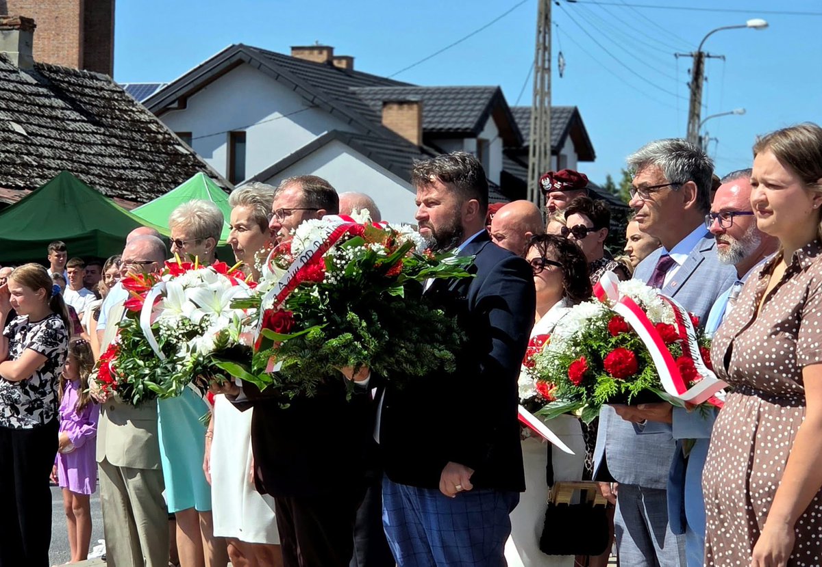 TakiUki's tweet photo. Miałem zaszczyt reprezentować Posła Bartłomiej Pejo na Święcie Gminy Cyców i obchodach 106. Rocznicy Bitwy Cycowskiej - w Uroczystej Mszy Świętej, a także złożyć kwiaty i odczytać  okolicznościowy list. 
Dziękuję za miłe przyjęcie i rozmowy! 
Fot. Powiat Łęczyński https://t.co/hOsiN76xEp