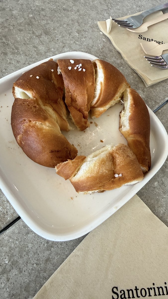 useunuz's tweet photo. 춘천 산토리니 다녀왔어요.
아메리카노, 바닐라라떼, 딸기·초당옥수수 아이스크림, 소금빵 먹었는데 맛은 전체적으로 무난했습니다.
실내외가 넓고 뷰가 좋아서 사진 찍기 괜찮은 대형카페였어요.
#춘천산토리니 #춘천카페 https://t.co/tFSTGZ0TMc