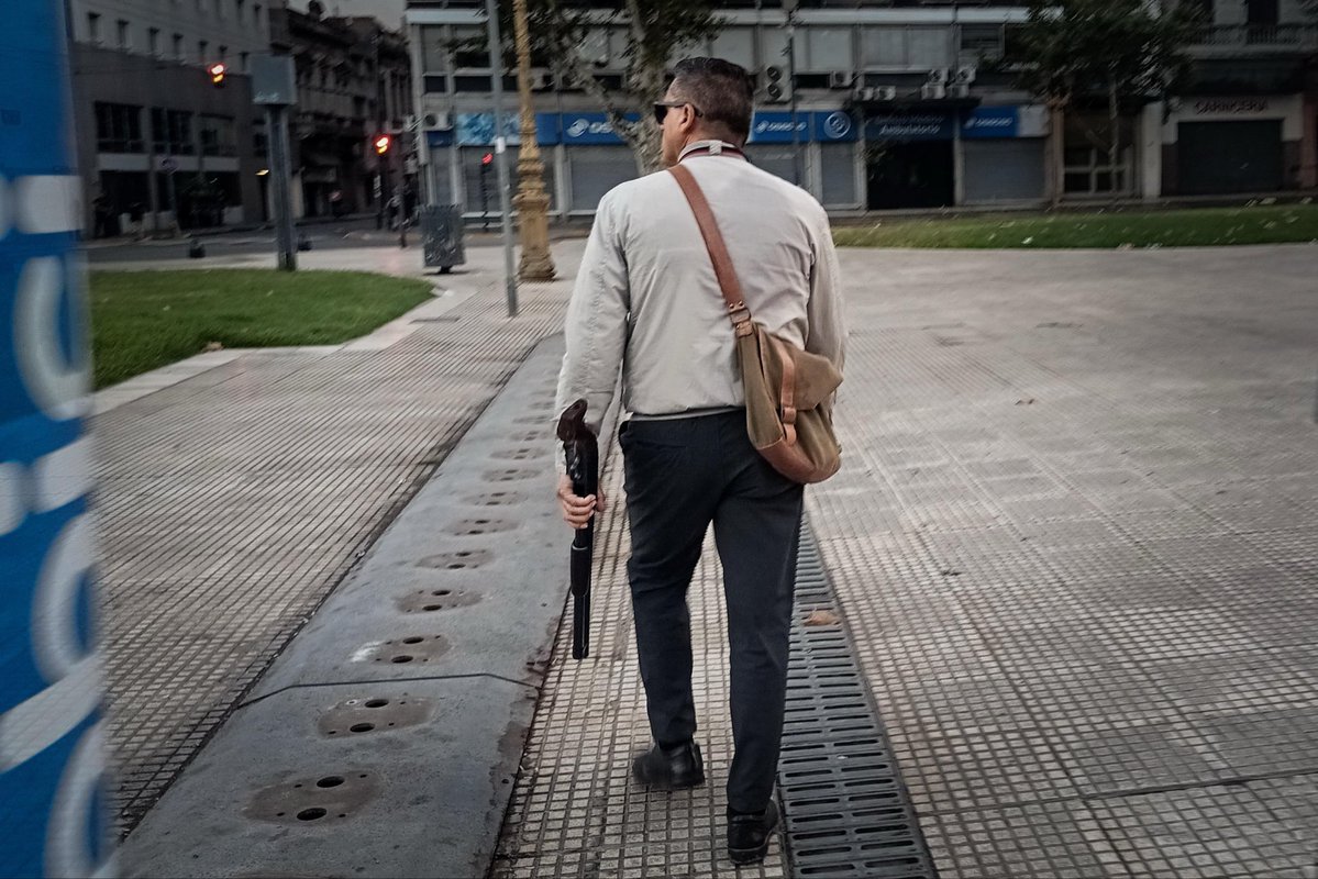 EstebanPaulon's tweet photo. HABLEMOS DE COMISARIO MAYOR GAUNA 

En las últimas horas de viralizó la imagen del Comisario Mayor Gustavo Antonio Gauna,  armado y de civil reprimiendo al margen de la ley.
Resulta que es muy parecido a este otro agente de civil, armado con el mismo calibre, pero en febrero 2026 reprimiendo en la marcha contra la Reforma laboral.
¿Mismo agente? ¿Misma metodología? 
No es casualidad, es convicción represiva.