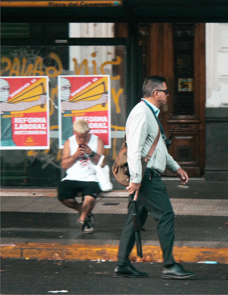 EstebanPaulon's tweet photo. HABLEMOS DE COMISARIO MAYOR GAUNA 

En las últimas horas de viralizó la imagen del Comisario Mayor Gustavo Antonio Gauna,  armado y de civil reprimiendo al margen de la ley.
Resulta que es muy parecido a este otro agente de civil, armado con el mismo calibre, pero en febrero 2026 reprimiendo en la marcha contra la Reforma laboral.
¿Mismo agente? ¿Misma metodología? 
No es casualidad, es convicción represiva.