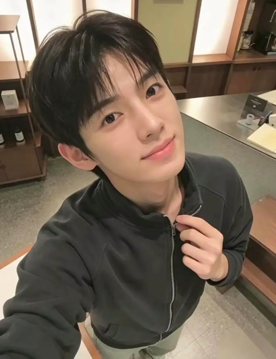 newz_nnnzz's tweet photo. 게이연프 환승연애
2년만에 연하에게 받은 디엠은 연애예능프로에 혹시 나갈 생각있냐는 질문이었고 연상은 순간 사고가 얼어붙어 이틀은 답을 못하다가 결국 수락하게 됨. 나간다고 의사를 밝힌 후에는 작가들의 연락이 있었고 실제 촬영이 들어가기 전 세달동안 따로 서로 연락을 주고 받지는 않았음 https://t.co/t2pSlCMXGr
