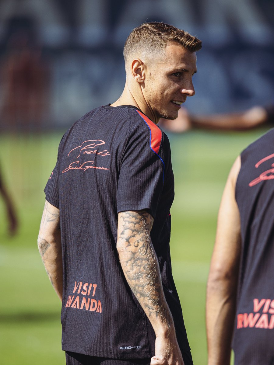 PSG_inside's tweet photo. Les premiers pas de Lucas Digne sur la pelouse du Campus PSG. 👋🔴🔵 https://t.co/cV8ZWdD3YQ