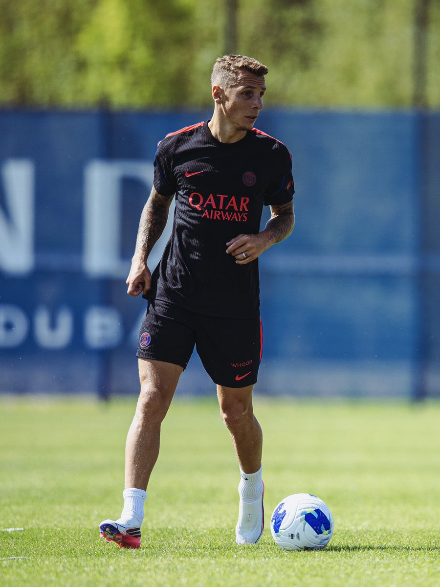 PSG_inside's tweet photo. Les premiers pas de Lucas Digne sur la pelouse du Campus PSG. 👋🔴🔵 https://t.co/cV8ZWdD3YQ