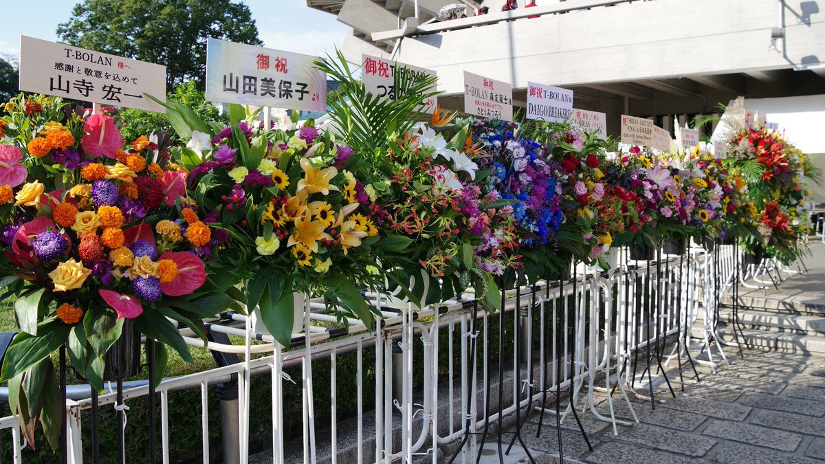 toshl_haru_0331's tweet photo. 音楽に興味を持った頃、雑誌だったり、TV番組を観た次の日に「カッコ良かったね〜！」と話題が盛り上がり交友関係を広げてくれるきっかけになる事も多く、T-BOLANもその話題の中心にありました。そんな当時の思い出が蘇り何度もグッときたり。今日参加できた事が本当に幸せでした😌
#TBOLAN
#LASTLIVE https://t.co/SpFJQSAoSd