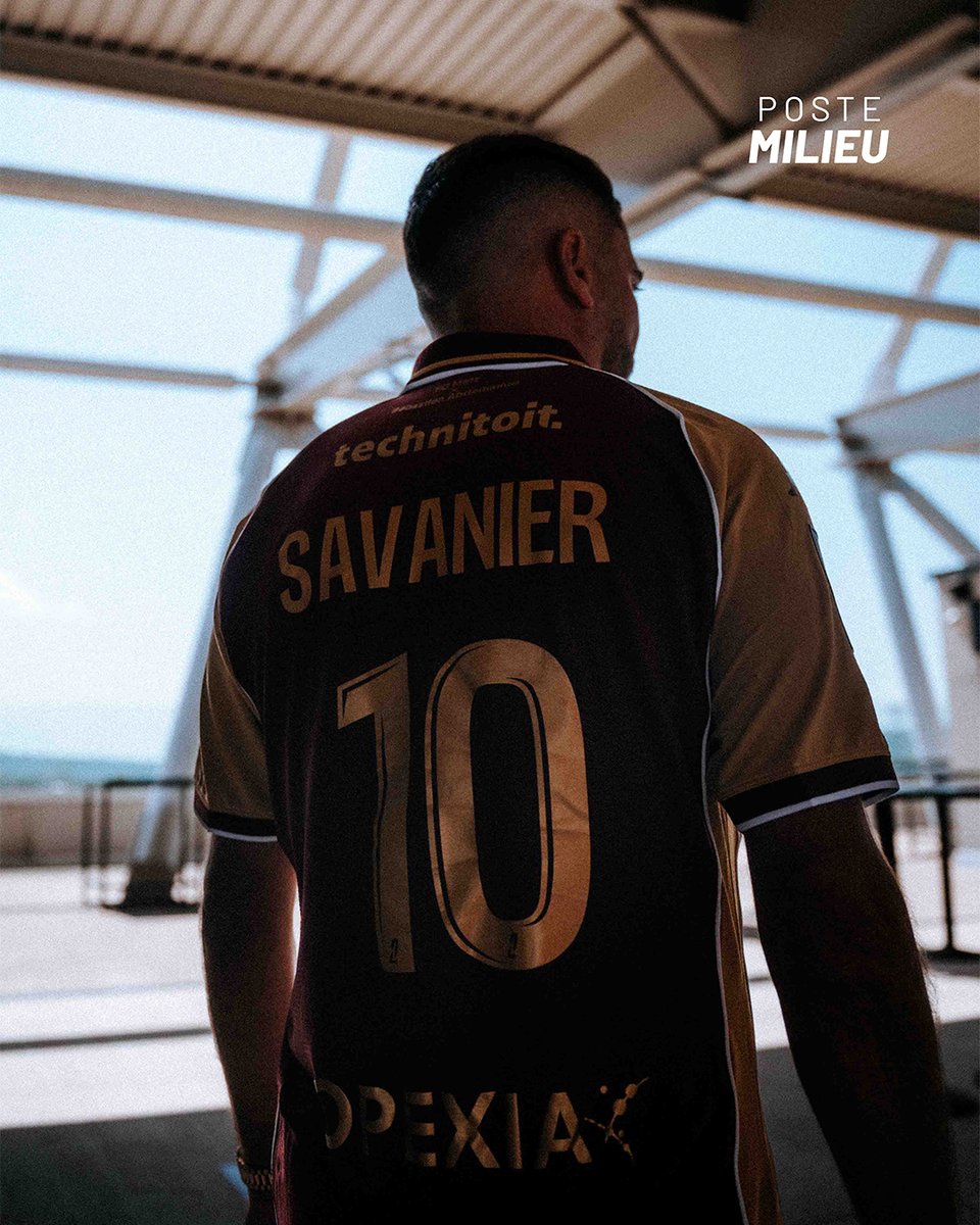 FCMetz's tweet photo. 𝗧𝗲́𝗷𝗶 𝗦𝗮𝘃𝗮𝗻𝗶𝗲𝗿 rejoint le FC Metz ! 

Le milieu de terrain est désormais lié au FC Metz jusqu'en juin 2027 ✊