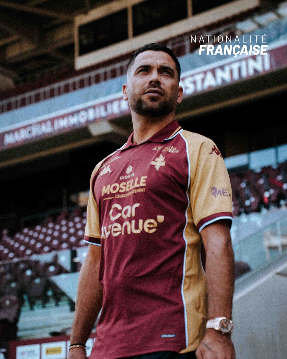 FCMetz's tweet photo. 𝗧𝗲́𝗷𝗶 𝗦𝗮𝘃𝗮𝗻𝗶𝗲𝗿 rejoint le FC Metz ! 

Le milieu de terrain est désormais lié au FC Metz jusqu'en juin 2027 ✊