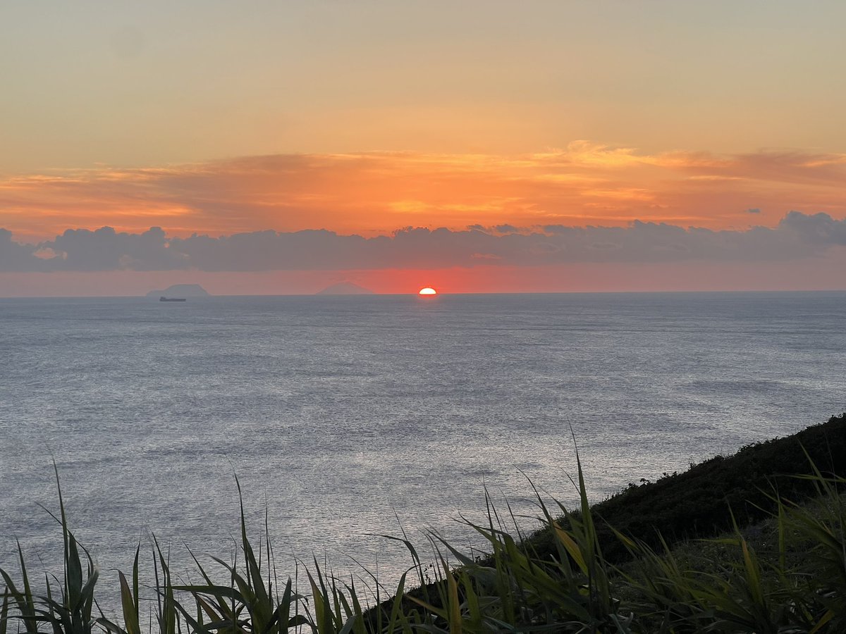 ojuring's tweet photo. 青森県の龍飛崎に来ました🌊

日本海に沈む夕陽を眺めました(*´﹃｀*)

ここは8月のお盆の時期に紫陽花が咲いていたので、それだけ気温も低いのかも😆 https://t.co/fQgdnJm5w5
