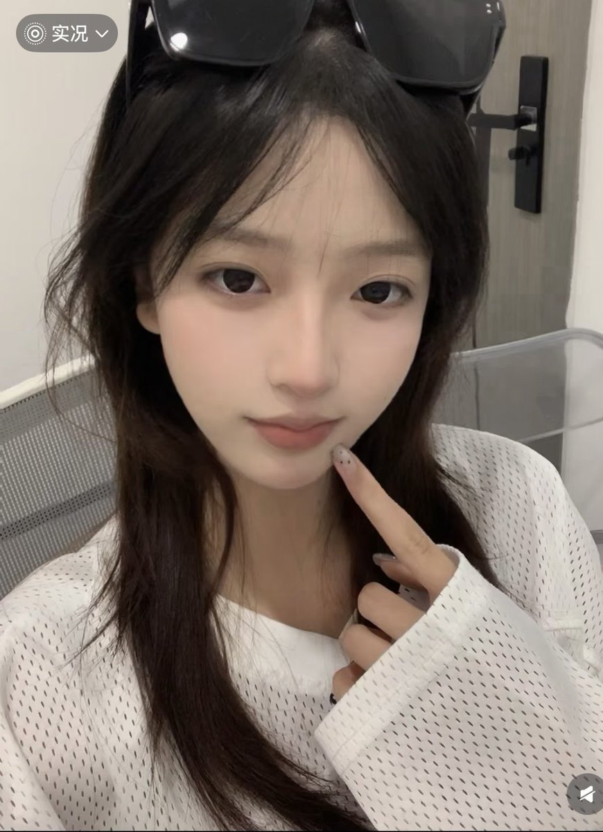 Farrell42751725's tweet photo. 继续来~刚拍的福照有人看嘛?

今天当一次女菩萨！！

是粉哒！！看完不许乱说 https://t.co/v2cNDkzZSF