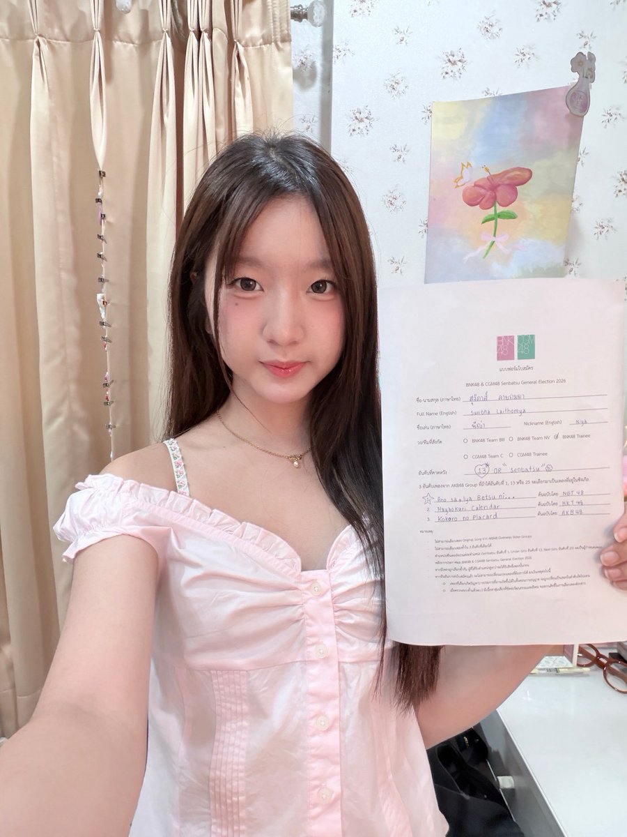 bnk48official's tweet photo. [💥🗳️] #BNK48CGM48_GE2026 

นีญ่า–สุวิภาส์ ลายถมยา (BNK48 Trainee) ได้ลงสมัคร BNK48 & CGM48 Senbatsu General Election 2026 เมื่อวันที่ 10 สิงหาคม 2026 (20:30)

[เพลงที่ผู้สมัครต้องการเป็นเซ็นเตอร์]
1️⃣ Ano sa, Iya Betsu ni… (NGT48)
2️⃣ Hayaokuri Calendar (HKT48)
3️⃣ Kokoro no Placard (AKB48)

#NiyaBNK48 
#BNK48 #CGM48