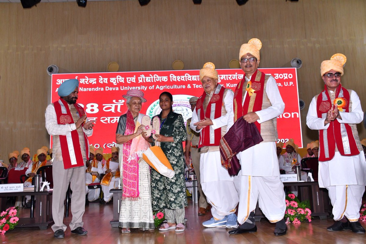 GovernorofUp's tweet photo. राज्यपाल श्रीमती आनंदीबेन पटेल ने आचार्य नरेंद्र देव कृषि एवं प्रौद्योगिक विश्वविद्यालय, अयोध्या के 28वें दीक्षोत्सव में कृषि एवं ग्रामीण क्षेत्र में नवाचार, प्राकृतिक खेती, आधुनिक तकनीक एवं ग्रामीण उद्यमिता को बढ़ावा देने वाले प्रगतिशील कृषकों एवं उद्यमियों को सम्मानित किया। https://t.co/c1xIv5bmfS