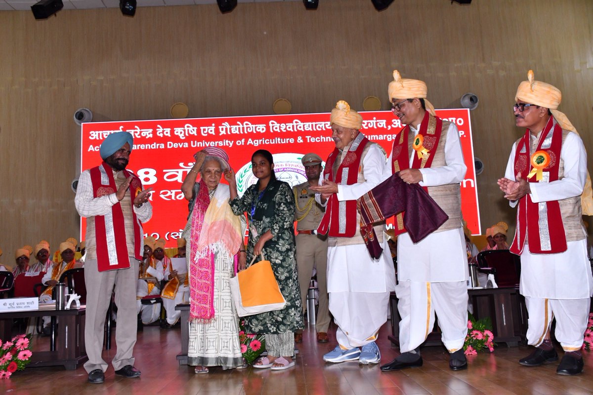 GovernorofUp's tweet photo. राज्यपाल श्रीमती आनंदीबेन पटेल ने आचार्य नरेंद्र देव कृषि एवं प्रौद्योगिक विश्वविद्यालय, अयोध्या के 28वें दीक्षोत्सव में कृषि एवं ग्रामीण क्षेत्र में नवाचार, प्राकृतिक खेती, आधुनिक तकनीक एवं ग्रामीण उद्यमिता को बढ़ावा देने वाले प्रगतिशील कृषकों एवं उद्यमियों को सम्मानित किया। https://t.co/c1xIv5bmfS