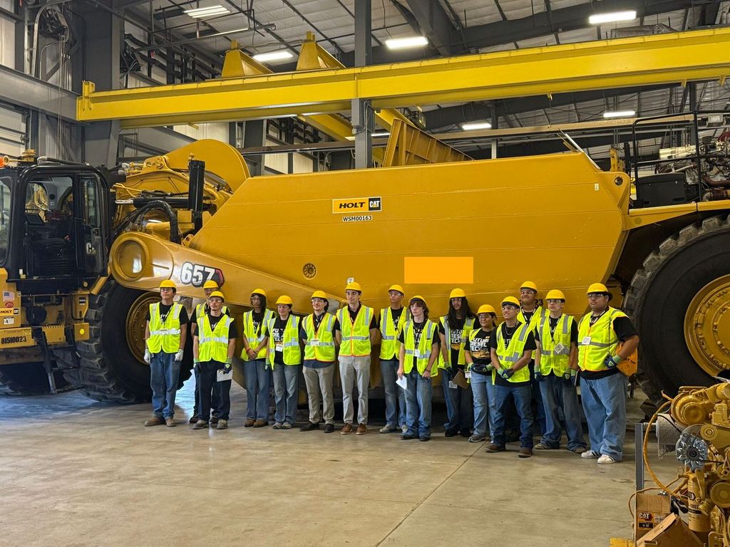 HOLT_CAT's tweet photo. 25 San Antonio high school students spent a day in our shop, running real pre-delivery inspections alongside our technicians. It was our first Technicians for the World Pre-Apprenticeship Day. These careers are in demand and don't require a four-year degree. #HOLTCAT #TechnicianCareer 🔗 https://t.co/mp0Lps1sbd