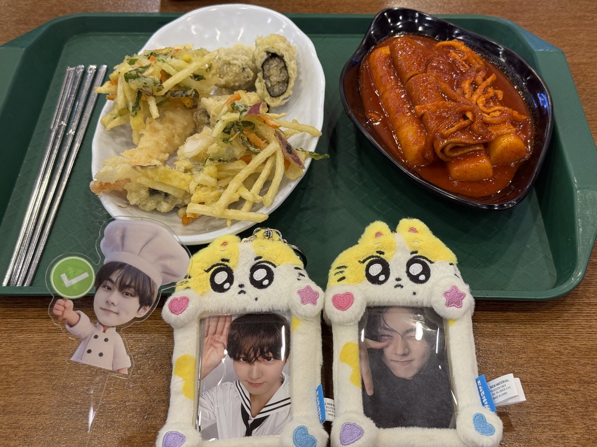 _cheech6's tweet photo. 부산 가서 한 일
1. 푸드코트에 있는 이가네 떡볶이 먹기
2. 엔하이픈 블러드사가 관람
.
.
끝 https://t.co/fNkcuHvVf0