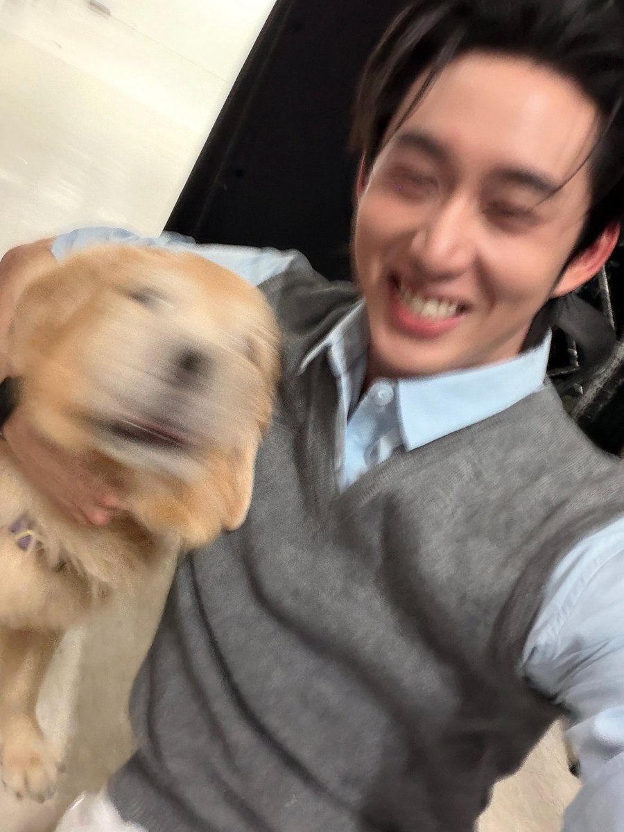 fettifae's tweet photo. 🐶: พีบีดื้อมากเป็นพิเศษ เพราะคนเยอะมากกก งานแรกด้วยเลยตื่นคนครับบ ปกติพีบีจะเดินไปทักทีละคน แต่วันนี้คนเยอะจนพีบีสับสนไปหมด ไม่รู้จะไปทางไหนดี 🤣

น่าร้ากกก จอมซนของเจ้เอิร์นน้องเอส มาออกงานพร้อมน้องเอสอีกเยอะ ๆ เลยนะคับพีบี 🫳🏻🦮

#est_rvp https://t.co/bTLrzDAzWB