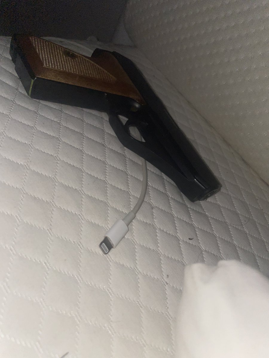 May_May329's tweet photo. 充電器の線がすぐ床に落ちてベットから消えるからって抑えがこれなの中々バカ https://t.co/7uN5p2o5kp