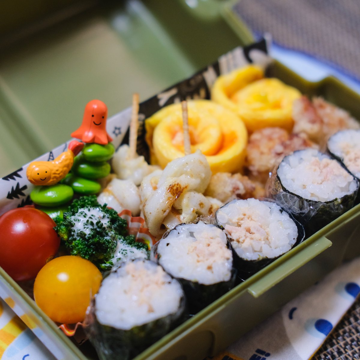 yoko_lunchbox's tweet photo. ☘️こんばんは🌛
⁡金曜日のお弁当🍱 8/7⁡
⁡⁡☘️⁡
⁡#次男弁当⁡ #新社会人弁当
⁡#ツナ巻き寿司⁡
⁡＊⁡たまごくるくる
⁡⁡⁡＊⁡鶏竜田揚げ
⁡＊⁡三つ編みちくわマヨ焼き
⁡＊⁡枝豆
⁡＊🥦︎⭐︎🍅

夫と長男は休みにて
久しぶりにお弁当1つだけ🍱

金沢は35°C超の猛暑日🫠
#お弁当記録 ⁡ https://t.co/UFfJstvqdY