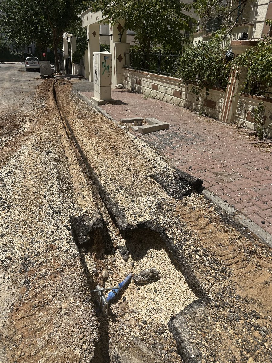 murattklc's tweet photo. Karaköprü ilçesi, Atakent mah. 6231. Sokakta oturmaktayım. Sokağımız internet altyapısı için kazıldı, işlerini bitirip giden çalışanlar eski haline getirmeden çukurlara hafif beton dökerek başka sokaklara geçti. Binamıza giremiyoruz. @Karakoprubel @sanliurfabld @ferhatozer36 https://t.co/M0REd8A6yP