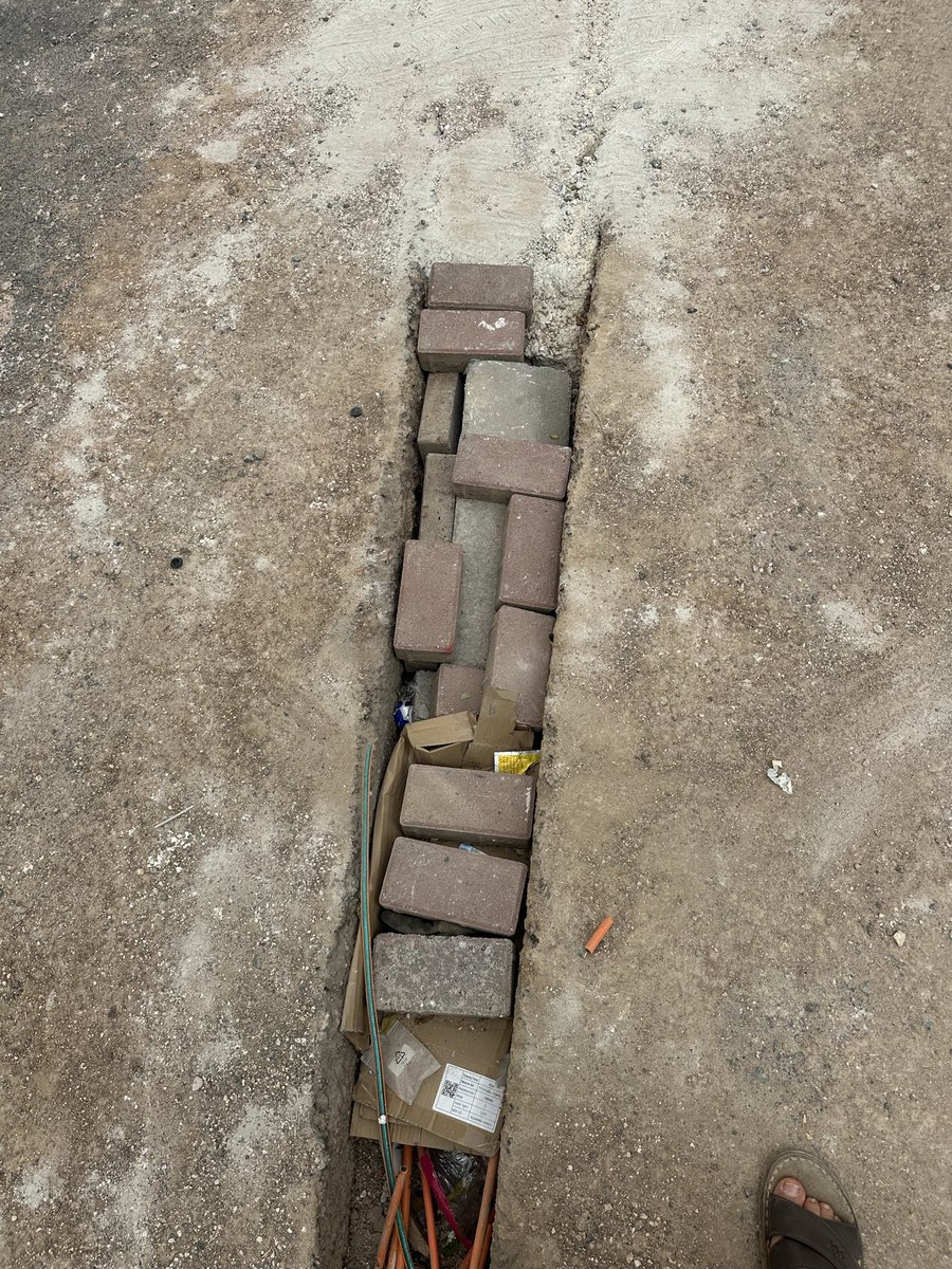 murattklc's tweet photo. Karaköprü ilçesi, Atakent mah. 6231. Sokakta oturmaktayım. Sokağımız internet altyapısı için kazıldı, işlerini bitirip giden çalışanlar eski haline getirmeden çukurlara hafif beton dökerek başka sokaklara geçti. Binamıza giremiyoruz. @Karakoprubel @sanliurfabld @ferhatozer36 https://t.co/M0REd8A6yP
