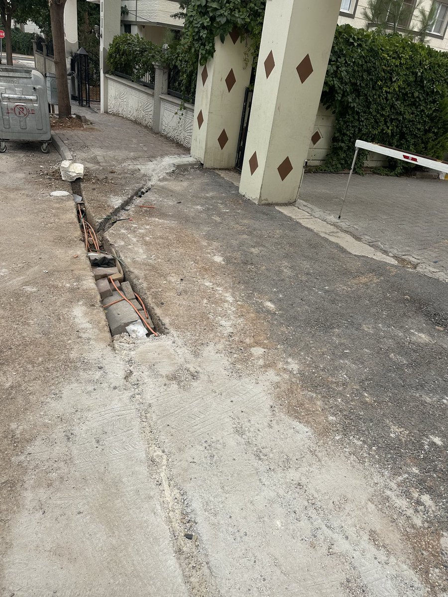 murattklc's tweet photo. Karaköprü ilçesi, Atakent mah. 6231. Sokakta oturmaktayım. Sokağımız internet altyapısı için kazıldı, işlerini bitirip giden çalışanlar eski haline getirmeden çukurlara hafif beton dökerek başka sokaklara geçti. Binamıza giremiyoruz. @Karakoprubel @sanliurfabld @ferhatozer36 https://t.co/M0REd8A6yP