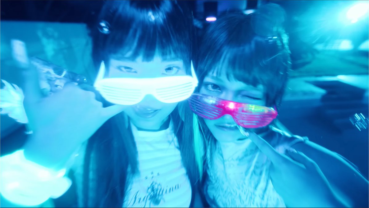 glitterjams's tweet photo. I usually only watch a mv at least 3x on the first day of release but I think I watched this mv like 10x in a row and I’m not exaggerating it’s that fun they did Sims, Windows Vista, frutiger aero + metro, and tons of other refs omg KiiiKiii you really ARE the best new thing https://t.co/XCWyVNTBI4