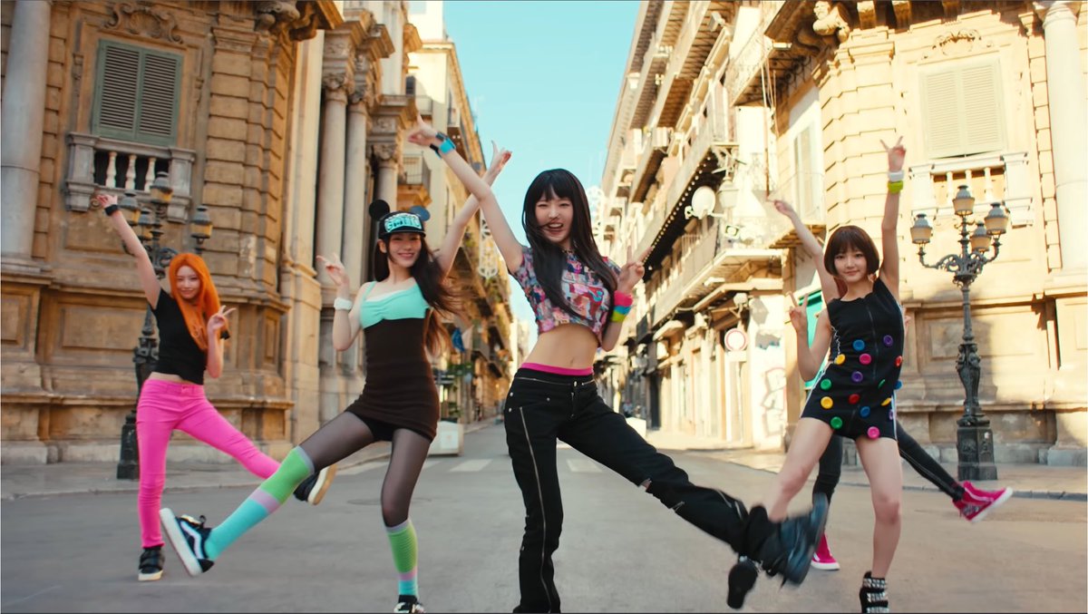 glitterjams's tweet photo. I usually only watch a mv at least 3x on the first day of release but I think I watched this mv like 10x in a row and I’m not exaggerating it’s that fun they did Sims, Windows Vista, frutiger aero + metro, and tons of other refs omg KiiiKiii you really ARE the best new thing https://t.co/XCWyVNTBI4