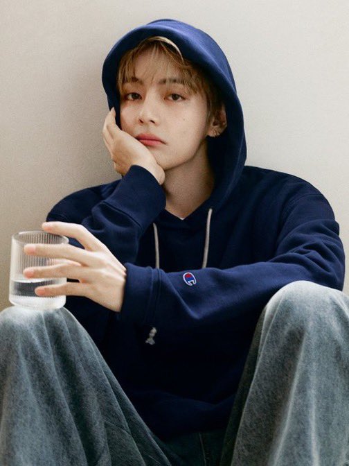 saxophonist95's tweet photo. they had such a vision for blond taehyung https://t.co/JGvxwTRp5a