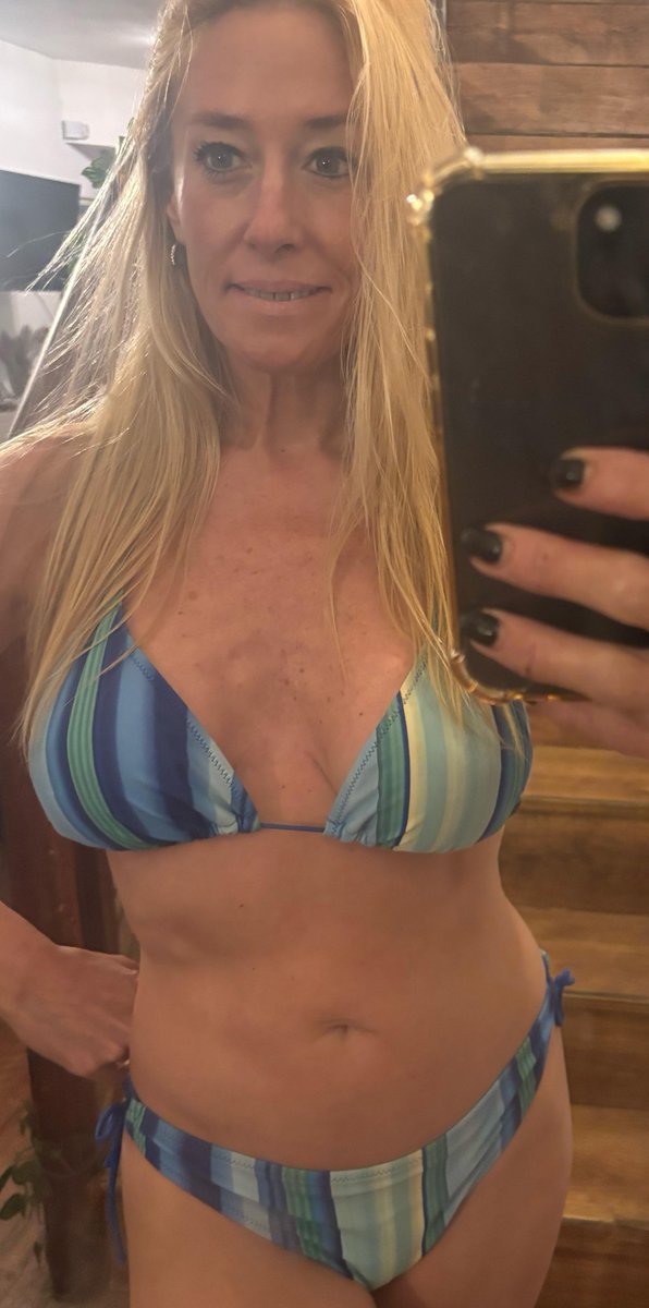 Modeli9n_e5h's tweet photo. I absolutely love dad bods, but do men love midget bods like me the same way? https://t.co/dAWSqw2o40