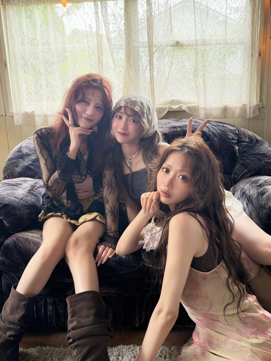 noguchi_iori's tweet photo. 本日発売 の『 sweet 9月号 』🌸🫧
増刊号の表紙を務めさせていただいてます！
すごくすごく嬉しいです😭✨️

みりにゃ、瞳と3つ子になれたような
ふわふわとした撮影︎︎︎︎☁癒されました…🫶🏻︎

付録もかわいいので、
ぜひ一緒にチェックしてくださいね！ https://t.co/ijG2JzcQS8