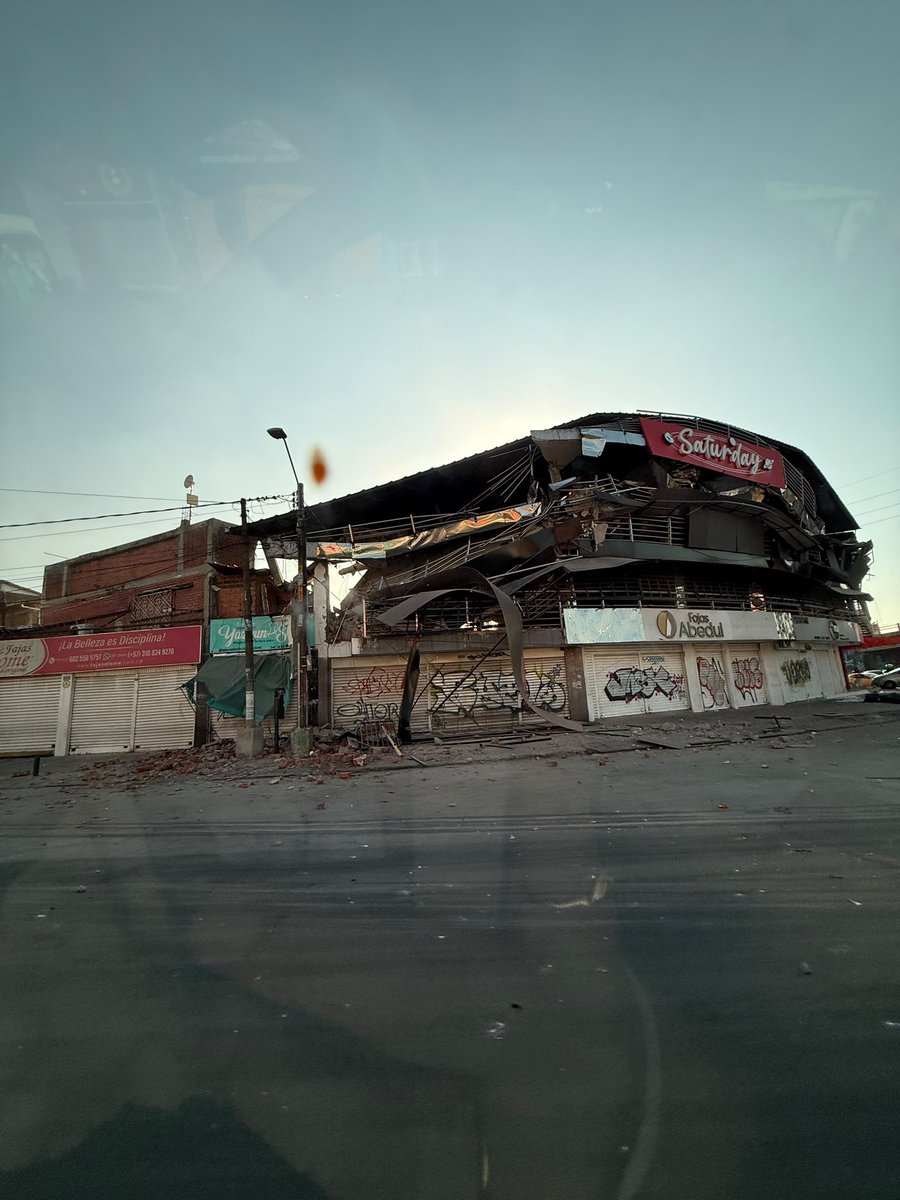 DTNoticiasCali's tweet photo. #ÚltimaHora Fuerte sismo de magnitud 7.4 sacude a Cali y el país. Epicentro en San José del Palmar, Chocó, según el SGC. En Cali se reportan afectaciones en edificaciones; bomberos verifican daños. Autoridades piden mantener la calma. #Cali #Sismo https://t.co/U7Ew50tttE