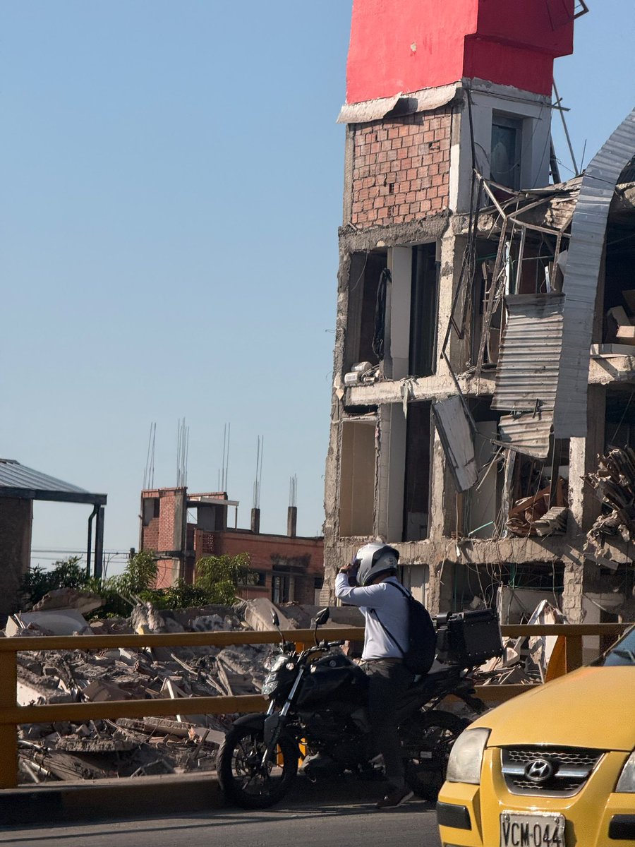 DTNoticiasCali's tweet photo. #ÚltimaHora Fuerte sismo de magnitud 7.4 sacude a Cali y el país. Epicentro en San José del Palmar, Chocó, según el SGC. En Cali se reportan afectaciones en edificaciones; bomberos verifican daños. Autoridades piden mantener la calma. #Cali #Sismo https://t.co/U7Ew50tttE