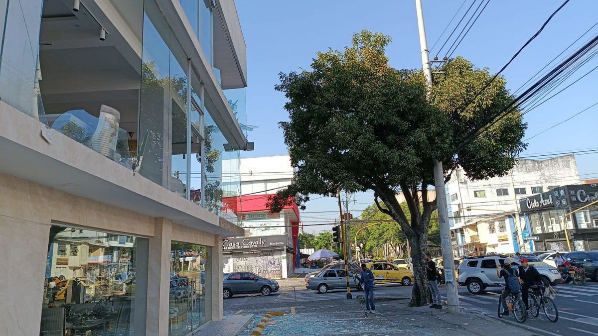 DTNoticiasCali's tweet photo. #ÚltimaHora Fuerte sismo de magnitud 7.4 sacude a Cali y el país. Epicentro en San José del Palmar, Chocó, según el SGC. En Cali se reportan afectaciones en edificaciones; bomberos verifican daños. Autoridades piden mantener la calma. #Cali #Sismo https://t.co/U7Ew50tttE
