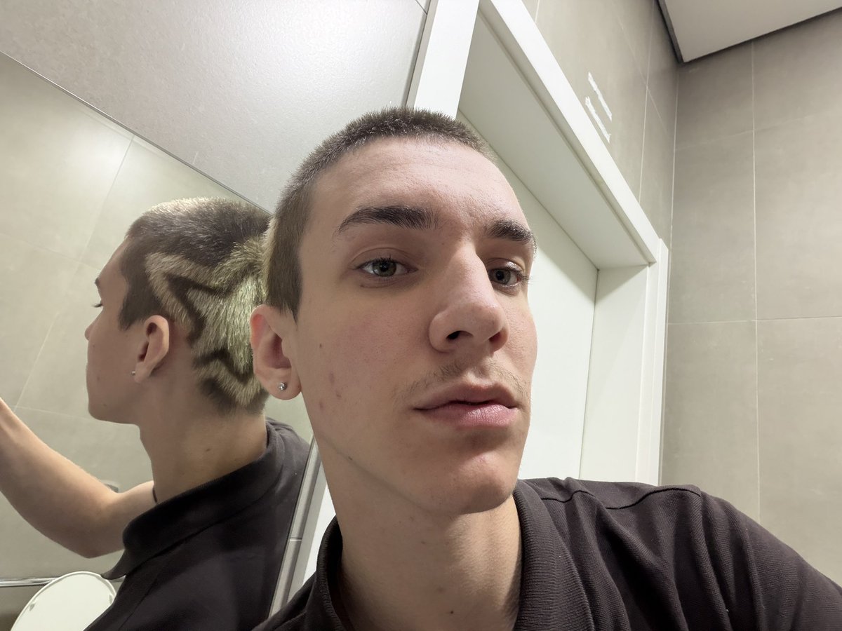 matheussssmt's tweet photo. recentemente fiz esse cabelo IRADISSIMO com uma estrela mas estou com uma dificuldade surreal de ter uma foto q ele aparece pois de frente sou apenas um careca comum… https://t.co/f3zWrT3RaI