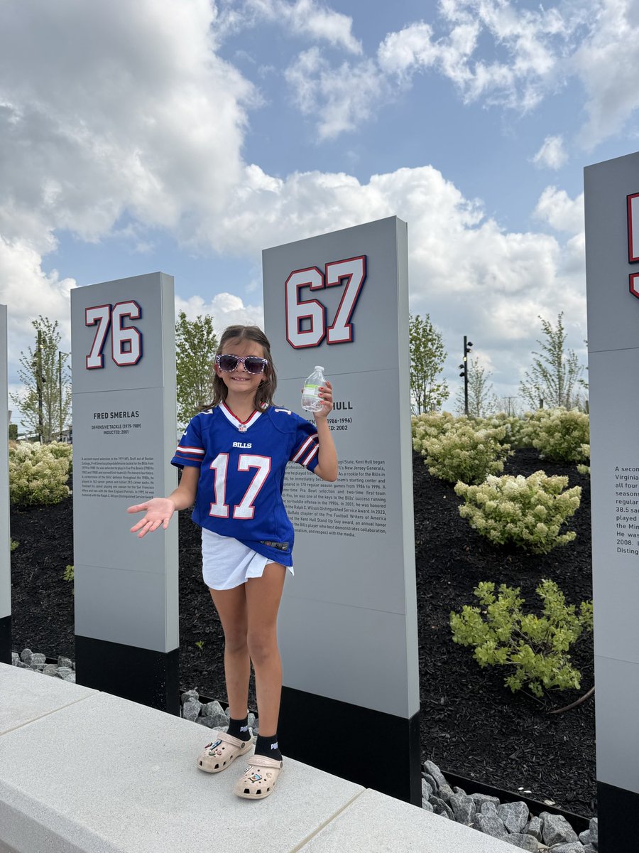 mdevine29's tweet photo. @drewhull13 @MattParrino My girls loved the “6 7” so I got to give them a history lesson on how great of a Center your dad was! https://t.co/GhuyEeUPDl