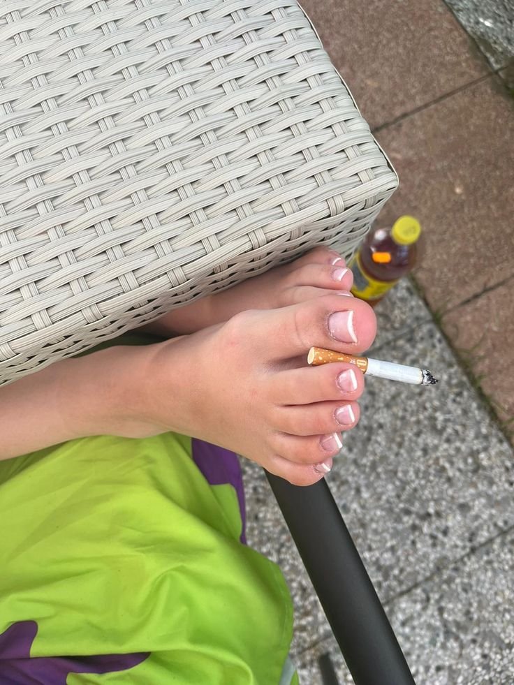 Zeynonuzz34's tweet photo. Sigara içmek istermisin 🚬 👣 https://t.co/4VsexJYV63