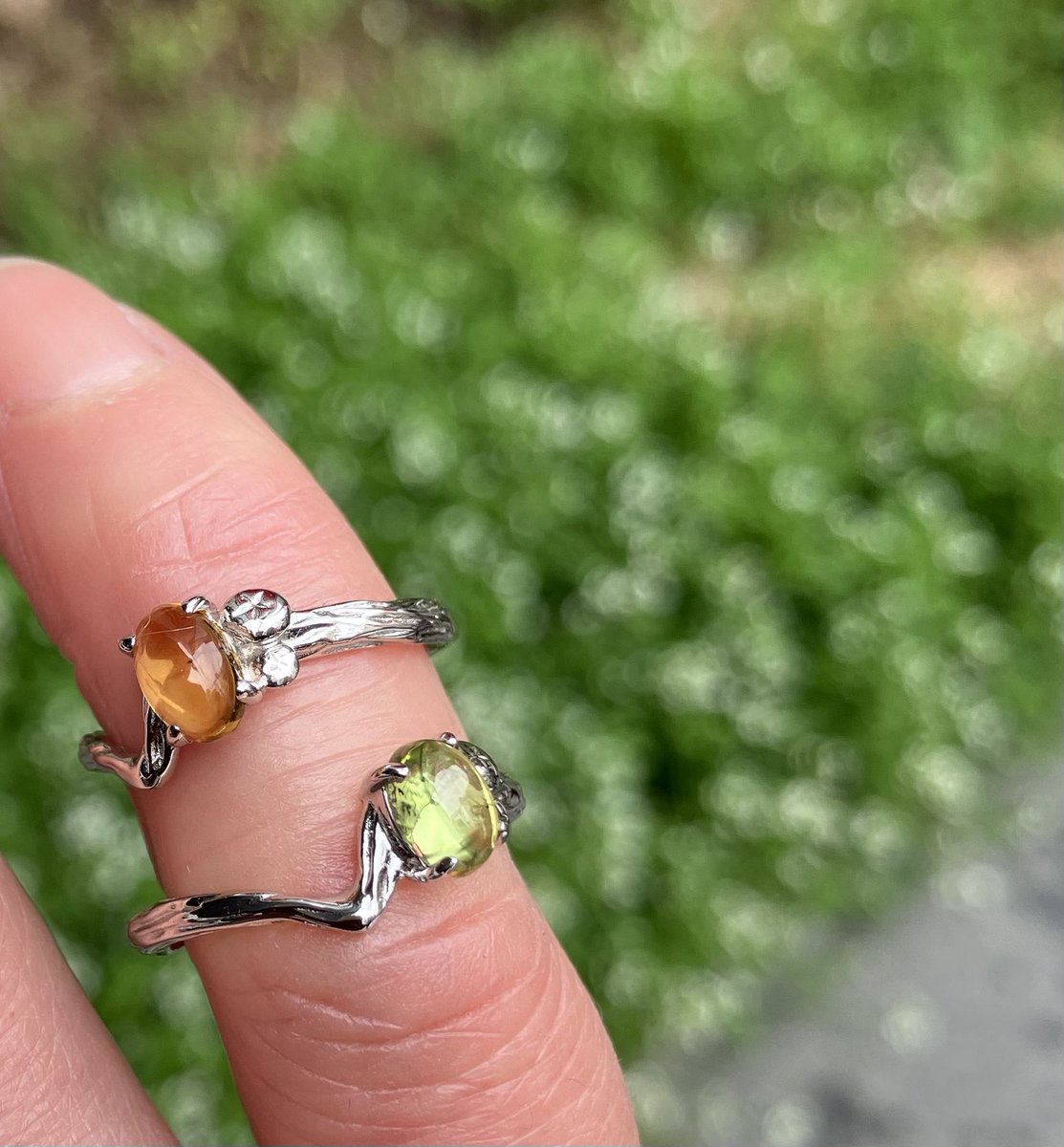 asteris14237757's tweet photo. なんば石ころマーケットまであと４日

アスタリスクオリジナル
種のリング

ピンキーリングとしてのデザインです
左右にもテクスチャが入っていますのでサイドからの見え方も抜かりないです

#なんば石ころマーケット
#８月の誕生石
#８月なのでペリドット https://t.co/hFAnhx3rdA
