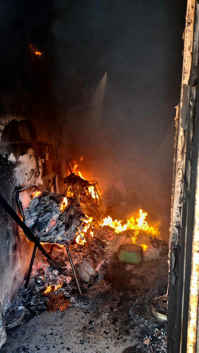 leoguevara80's tweet photo. #Cordoba prendieron fuego y quemaron la casa de los dueños del perro que mató a Salvador en barrio Suarez y vecinos organizan una marcha para esta tarde. En el terrenos también tenían a una perra en estado de abandono. Movil @radiomitrecba. https://t.co/vpVS2EXvrG