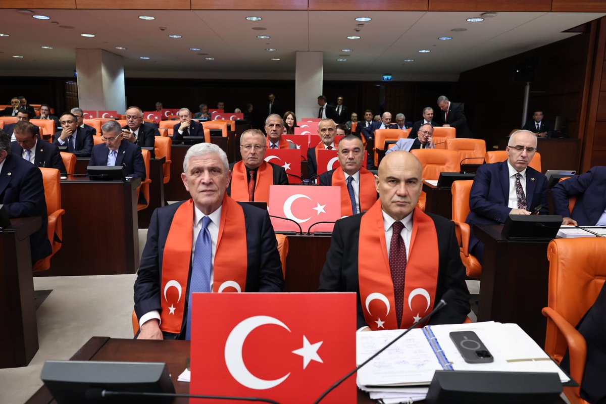husmenkrkpnr's tweet photo. Gazi Meclisimizin çatısı altında milletimizin iradesine, devletimizin varlığına ve Cumhuriyetimizin değerlerine sahip çıkıyoruz.

Genel Başkanımız Sayın Müsavat Dervişoğlu’nun TBMM kürsüsünden haykırdığı gibi:

"Bizim için bunun adı: 
Millî kimliğimize ve Cumhuriyetimize karşı girişilen büyük bir kalkışmadır! 

Biz HAYIR diyeceğiz!

Milletimizin huzurunda,
NAMUSUMUZ ve ŞEREFİMİZ ÜZERİNE ettiğimiz yeminimize sadık kalacağız."

106 yıl önce Sevr’e karşı duran o millî ruhla, bugün TBMM Genel Kurulu’nda İYİ Parti kadroları olarak tek ses, tek yürek HAYIR diyoruz! 🇹🇷

@MDervisogluTR @iyiparti @iyipartitbmm @mehmetakalin22 #KuvaİYİmilliye
#GaziMeclis #TBMM #TeröreGeçitYok #çerçeveyasayahayır