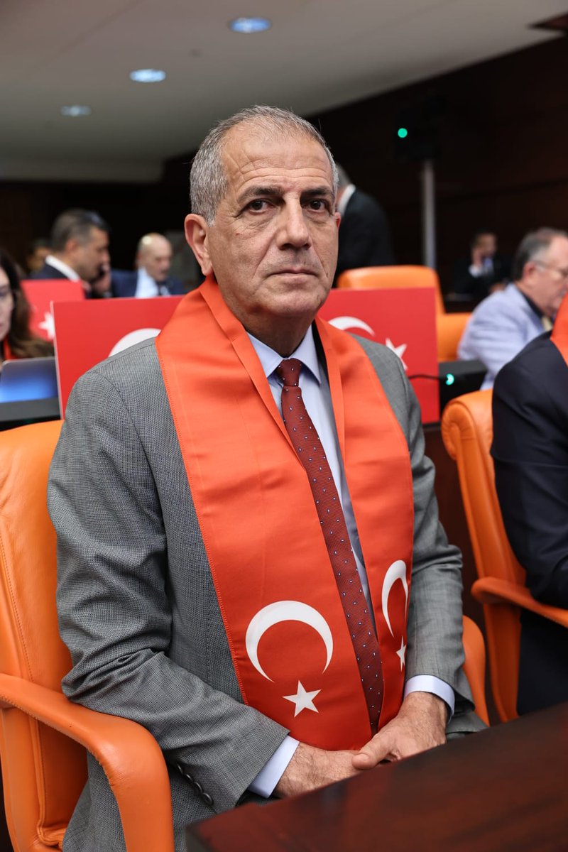 husmenkrkpnr's tweet photo. Gazi Meclisimizin çatısı altında milletimizin iradesine, devletimizin varlığına ve Cumhuriyetimizin değerlerine sahip çıkıyoruz.

Genel Başkanımız Sayın Müsavat Dervişoğlu’nun TBMM kürsüsünden haykırdığı gibi:

"Bizim için bunun adı: 
Millî kimliğimize ve Cumhuriyetimize karşı girişilen büyük bir kalkışmadır! 

Biz HAYIR diyeceğiz!

Milletimizin huzurunda,
NAMUSUMUZ ve ŞEREFİMİZ ÜZERİNE ettiğimiz yeminimize sadık kalacağız."

106 yıl önce Sevr’e karşı duran o millî ruhla, bugün TBMM Genel Kurulu’nda İYİ Parti kadroları olarak tek ses, tek yürek HAYIR diyoruz! 🇹🇷

@MDervisogluTR @iyiparti @iyipartitbmm @mehmetakalin22 #KuvaİYİmilliye
#GaziMeclis #TBMM #TeröreGeçitYok #çerçeveyasayahayır