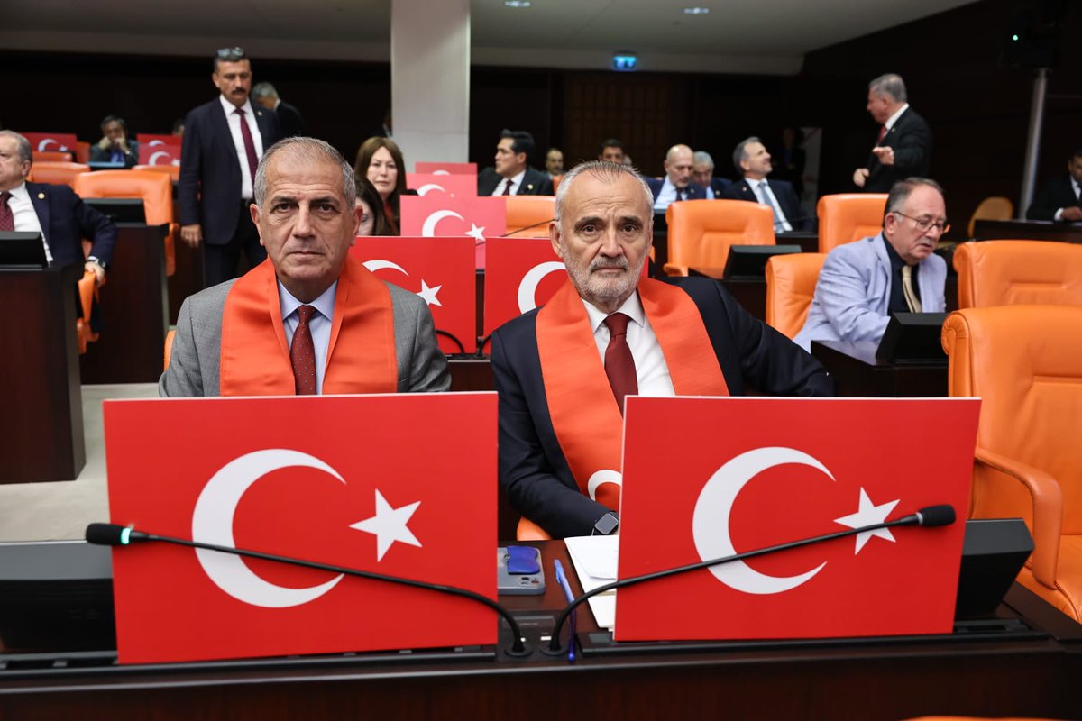 husmenkrkpnr's tweet photo. Gazi Meclisimizin çatısı altında milletimizin iradesine, devletimizin varlığına ve Cumhuriyetimizin değerlerine sahip çıkıyoruz.

Genel Başkanımız Sayın Müsavat Dervişoğlu’nun TBMM kürsüsünden haykırdığı gibi:

"Bizim için bunun adı: 
Millî kimliğimize ve Cumhuriyetimize karşı girişilen büyük bir kalkışmadır! 

Biz HAYIR diyeceğiz!

Milletimizin huzurunda,
NAMUSUMUZ ve ŞEREFİMİZ ÜZERİNE ettiğimiz yeminimize sadık kalacağız."

106 yıl önce Sevr’e karşı duran o millî ruhla, bugün TBMM Genel Kurulu’nda İYİ Parti kadroları olarak tek ses, tek yürek HAYIR diyoruz! 🇹🇷

@MDervisogluTR @iyiparti @iyipartitbmm @mehmetakalin22 #KuvaİYİmilliye
#GaziMeclis #TBMM #TeröreGeçitYok #çerçeveyasayahayır