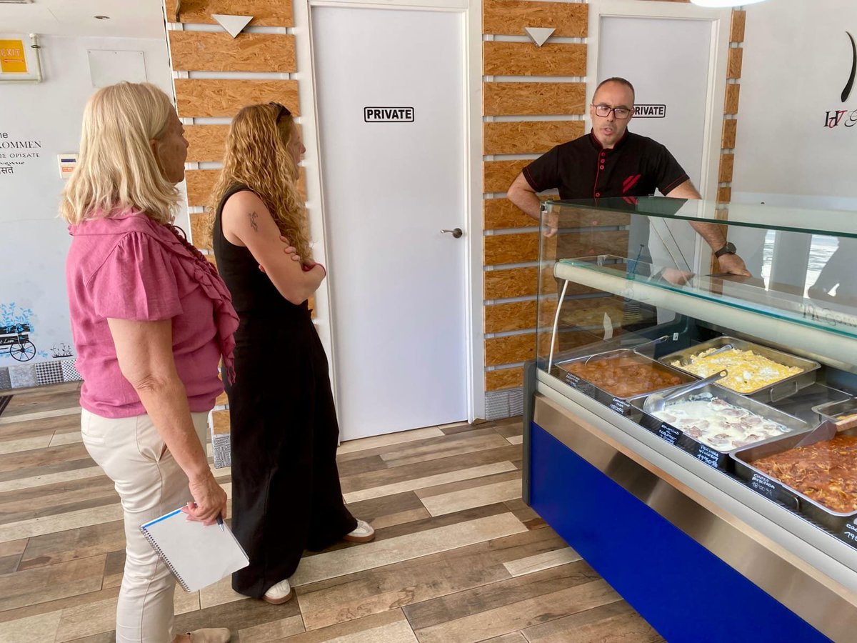 ppAlcorcon's tweet photo. #ComercioAComercio

Alcorcón 🟩🟥 cuenta con una excelente y variada oferta gastronómica 🍲, de la que podemos disfrutar también sin salir de casa.

Este es el caso de HJ Gourmet, donde podemos disfrutar de sus sabrosas 😋 comidas caseras y trato cercano.

Seguiremos estando en la calle, escuchando, acompañando y trabajando junto a nuestros comercios y vecinos, para seguir mejorando Alcorcón 💪🏻