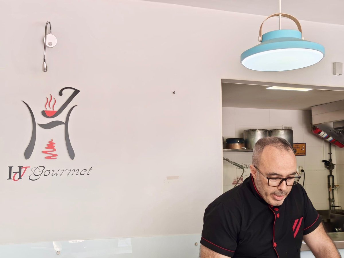 ppAlcorcon's tweet photo. #ComercioAComercio

Alcorcón 🟩🟥 cuenta con una excelente y variada oferta gastronómica 🍲, de la que podemos disfrutar también sin salir de casa.

Este es el caso de HJ Gourmet, donde podemos disfrutar de sus sabrosas 😋 comidas caseras y trato cercano.

Seguiremos estando en la calle, escuchando, acompañando y trabajando junto a nuestros comercios y vecinos, para seguir mejorando Alcorcón 💪🏻