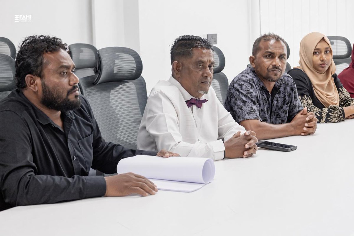 Fdc_mv's tweet photo. ޅ. ނައިފަރު ދާއިރާގެ ރައްޔިތުންގެ މަޖިލީހުގެ މެންބަރު ޔާސީން އަބްދުﷲ އާއި، އެ ރަށު ކައުންސިލްގެ ރައީސް މުހައްމަދު ރަޝީދުގެ އިތުރުން ކައުންސިލް މެންބަރުން މިއަދު މި ކޯޕަރޭޝަންގެ ޑެޕިއުޓީ މެނޭޖިންގ ޑައިރެކްޓަރ އިބްރާހިމް ރައްޒާން އަދި އިސް ބޭފުޅުންނާ ބައްދަލުކުރައްވައިފިއެވެ.

މި ބައްދަލުކުރެއްވުމުގައި ނައިފަރުގައި ދިވެހިރާއްޖޭގެ ޤައުމީ ޔުނިވަރސިޓީގެ ކެމްޕަހެއް ބިނާކުރުމާ ގުޅޭގޮތުންނާއި، ރަށުގެ އުމްރާނީ ތަރައްޤީއަށް ބޭނުންވާ މުހިންމު ކަންކަމާ ގުޅޭގޮތުން ފުޅާ ދާއިރާއެއްގައި މަޝްވަރާކުރެވުނެވެ.