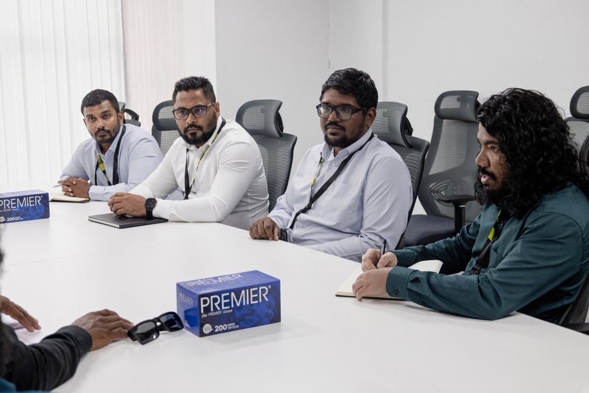 Fdc_mv's tweet photo. ޅ. ނައިފަރު ދާއިރާގެ ރައްޔިތުންގެ މަޖިލީހުގެ މެންބަރު ޔާސީން އަބްދުﷲ އާއި، އެ ރަށު ކައުންސިލްގެ ރައީސް މުހައްމަދު ރަޝީދުގެ އިތުރުން ކައުންސިލް މެންބަރުން މިއަދު މި ކޯޕަރޭޝަންގެ ޑެޕިއުޓީ މެނޭޖިންގ ޑައިރެކްޓަރ އިބްރާހިމް ރައްޒާން އަދި އިސް ބޭފުޅުންނާ ބައްދަލުކުރައްވައިފިއެވެ.

މި ބައްދަލުކުރެއްވުމުގައި ނައިފަރުގައި ދިވެހިރާއްޖޭގެ ޤައުމީ ޔުނިވަރސިޓީގެ ކެމްޕަހެއް ބިނާކުރުމާ ގުޅޭގޮތުންނާއި، ރަށުގެ އުމްރާނީ ތަރައްޤީއަށް ބޭނުންވާ މުހިންމު ކަންކަމާ ގުޅޭގޮތުން ފުޅާ ދާއިރާއެއްގައި މަޝްވަރާކުރެވުނެވެ.