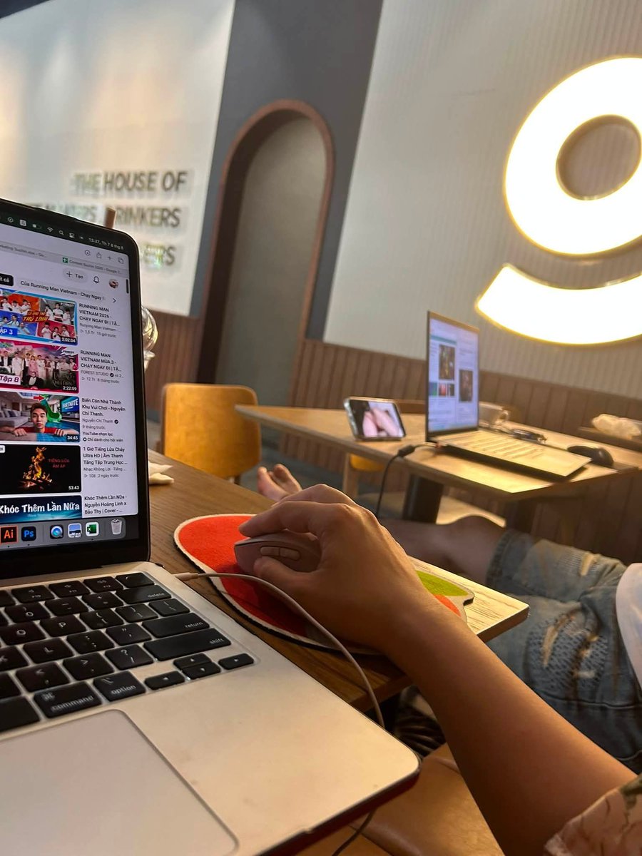 LPT_kusa's tweet photo. There is a dude watching porn in a public cafe shop while he working https://t.co/KJUsAujmZF