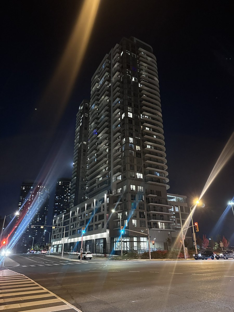 Fikkyp's tweet photo. How do I explain to my country people that this isn’t a hotel 😭😭 https://t.co/LUs245Tt8t