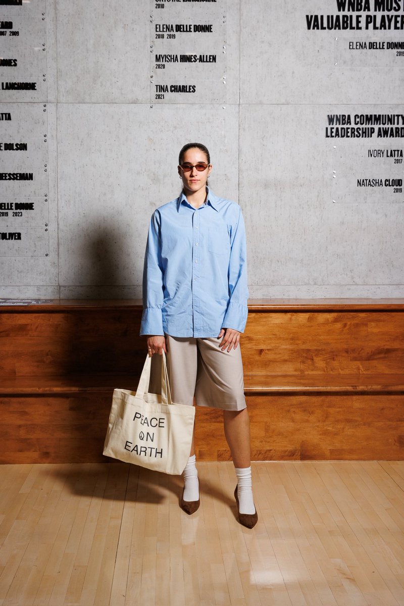 nmarshall30's tweet photo. outfit for @CitronSonia 
top is primaries vintage
shorts @ZARA 
heels are ally shoes
tote is museum of peace &amp; quiet
sunglasses @LeSpecsofficial https://t.co/aQBzO1qobN