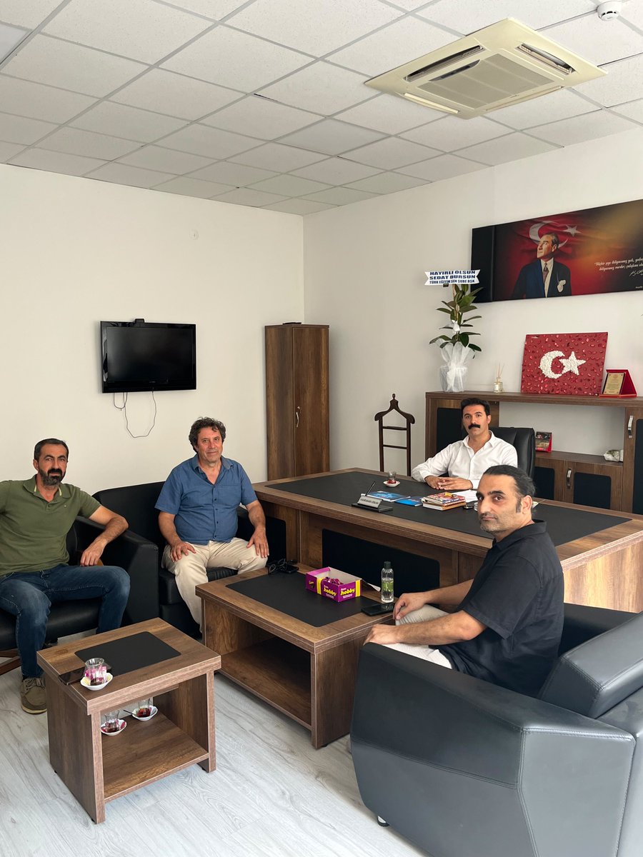 sedat_dursunn's tweet photo. Yer değiştirme ile Bingöl İl Milli Eğitim Müdürlüğü Şube Müdürlüğüne atanan değerli Şube Müdürümüz Sn Kahraman Erkan bey'e hayırlı olsun ziyaretinde bulunduk. Kıymetli müdürümüzü tebrik ediyor görevinde başarılar diliyoruz🌺 https://t.co/fwVhg2RWLs