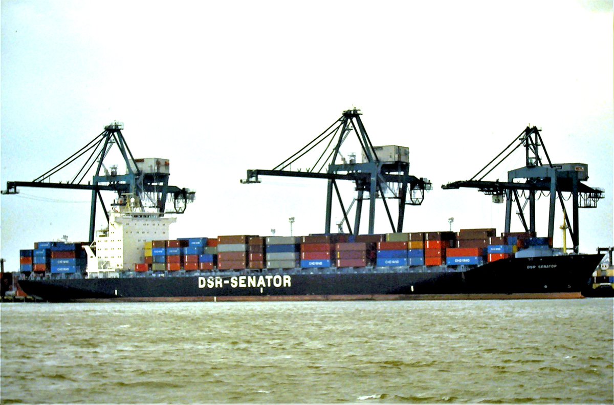 GeoffreyWatson2's tweet photo. DSR Senator - Felixstowe 5/7/92.
Built Germany 1991 as Vladivostok.
#dsr #senator #felixstowe #cargo #containers #cranes #freight #marinephotographer #maritimehistory #daysgoneby #germany #logistics https://t.co/45Ef8TvHdL